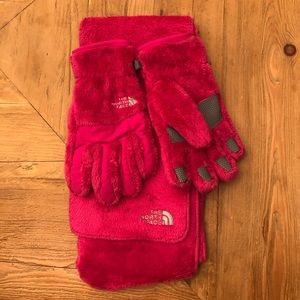 The North Face Glove and Scarf Set. Youth